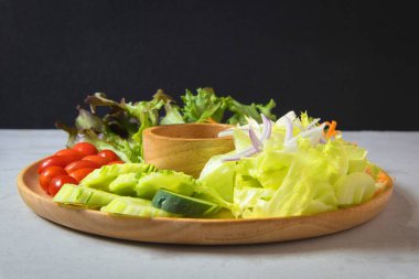 Taze sebzeli salata