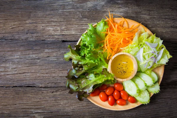 Salat mit frischem Gemüse — Stockfoto