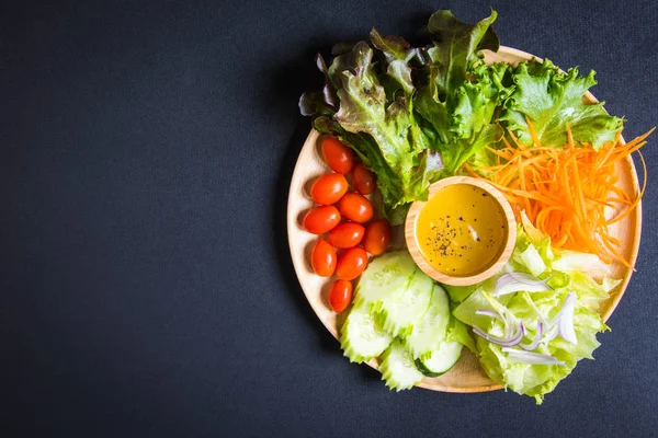 Salat mit frischem Gemüse — Stockfoto