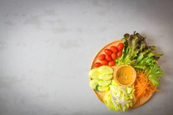 Salat mit frischem Gemüse — Stockfoto