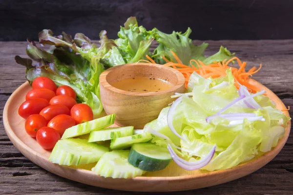 Salat mit frischem Gemüse — Stockfoto