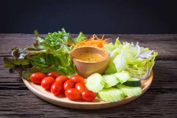 Salat mit frischem Gemüse — Stockfoto