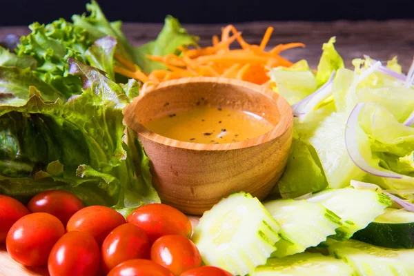 Salat mit frischem Gemüse — Stockfoto