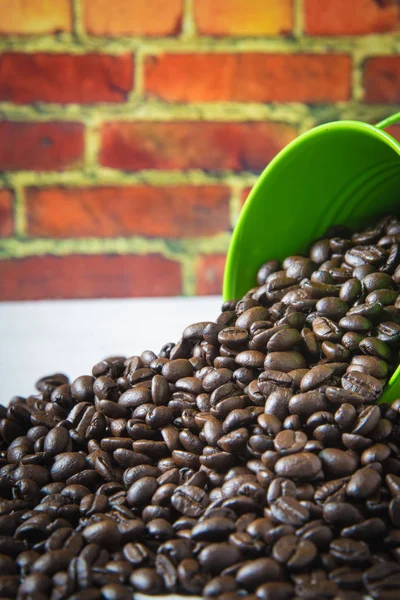 用锌桶咖啡豆 — 图库照片