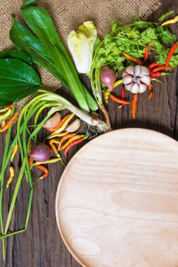 boş ahşap plaka üzerinde arka plan sebze 