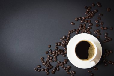 Kahve fincanı ve kahve çekirdeği.