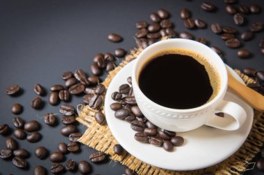 Kahve fincanı ve kahve çekirdeği.