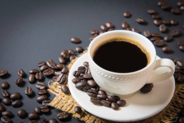 Kahve fincanı ve kahve çekirdeği.