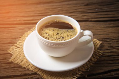 Kahve fincanı ve kahve çekirdeği.