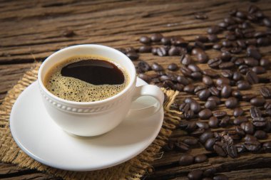 Kahve fincanı ve kahve çekirdeği.