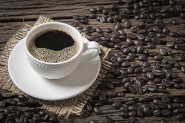 Kahve fincanı ve kahve çekirdeği.