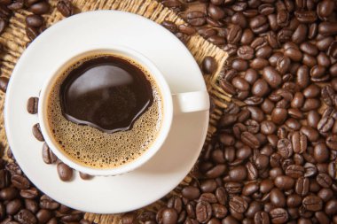 Kahve fincanı ve kahve çekirdeği.