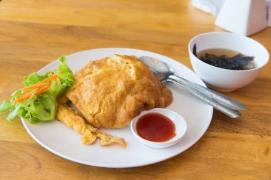 Pirinç omlet ve sos biber ile