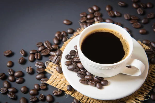 Xícara de café e grãos de café — Fotografia de Stock