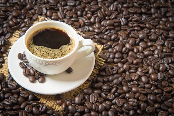 커피 잔 과 커피 원두 — 스톡 사진