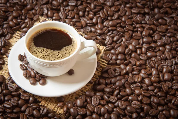 커피 잔 과 커피 원두 — 스톡 사진