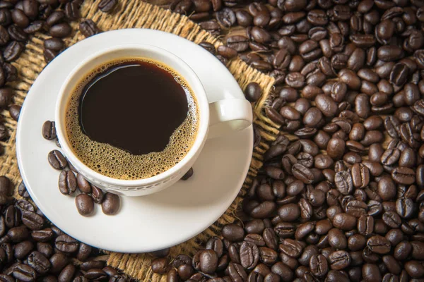 Tasse à café et grains de café — Photo