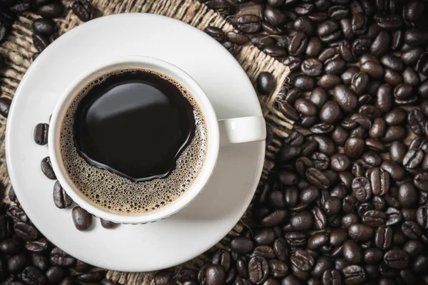 Filiżanka kawy i ziarna kawy — Zdjęcie stockowe