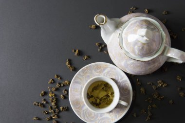 Masada sıcak çay var.