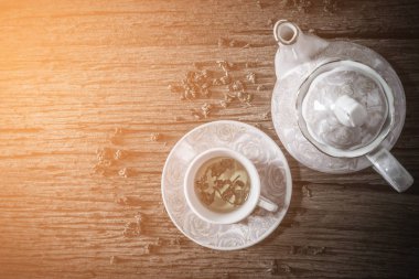 Masada sıcak çay var.