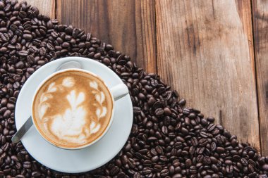 Kahve latte ve kahve çekirdekleri