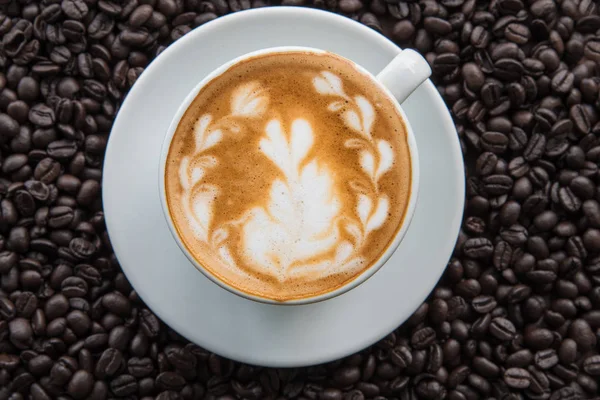 Kopi latte dan biji kopi — Stok Foto
