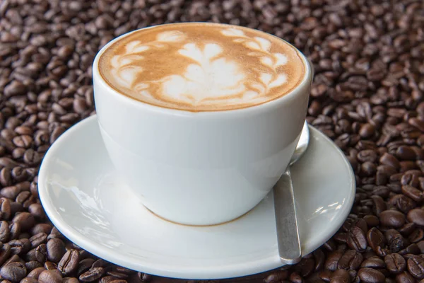 Café con leche y granos de café —  Fotos de Stock