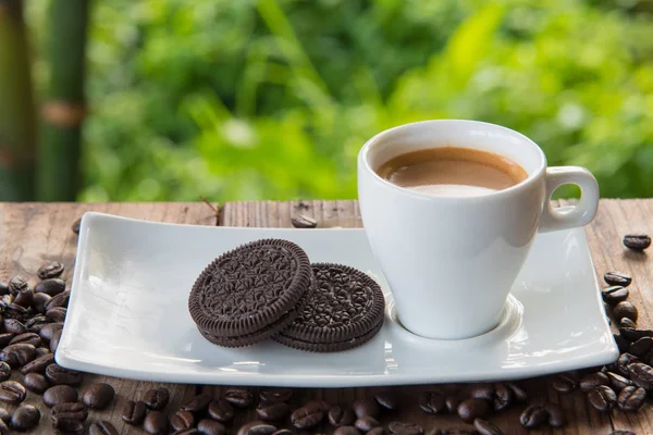 Xícara de café com biscoito na mesa — Fotografia de Stock
