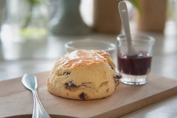 Babeczki czekoladowe lub owoców scone — Zdjęcie stockowe