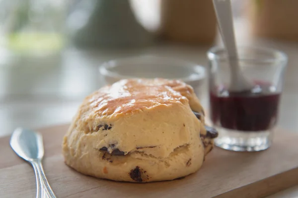 Babeczki czekoladowe lub owoców scone — Zdjęcie stockowe