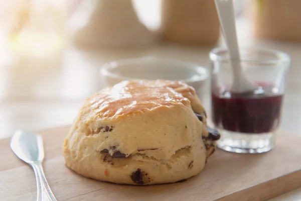 Babeczki czekoladowe lub owoców scone — Zdjęcie stockowe