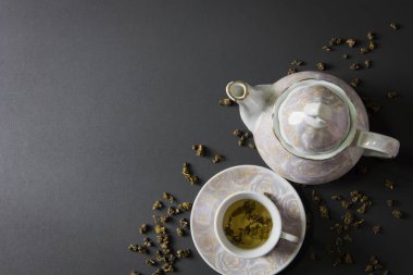 Masada sıcak çay var.