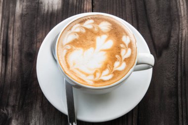 Ahşap masa üzerinde kahve latte