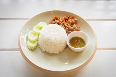 Heyecan ile tepesinde pirinç yakından kıyılmış domuz kızarmış