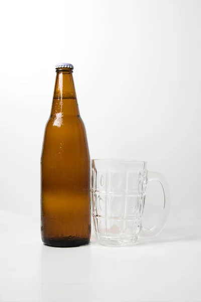 Bruin bierfles met lege bierglas — Stockfoto
