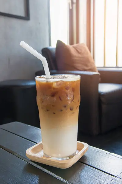 Kopi es latte macchiato dalam gelas — Stok Foto