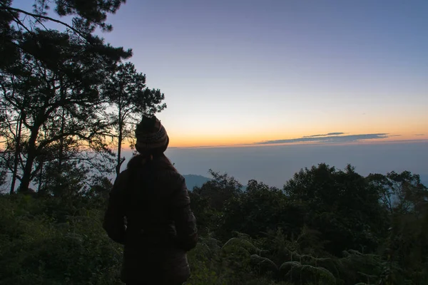 Sabah güneş doğuyor.,