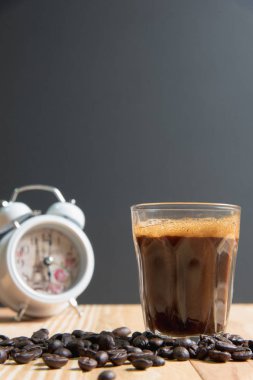 Espresso bir cam ahşap tablo