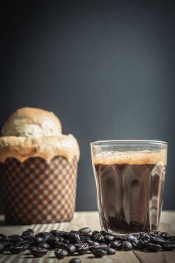 Espresso bir cam ahşap tablo