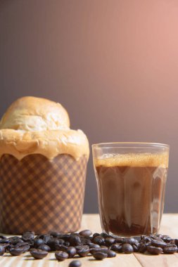 Espresso bir cam ahşap tablo