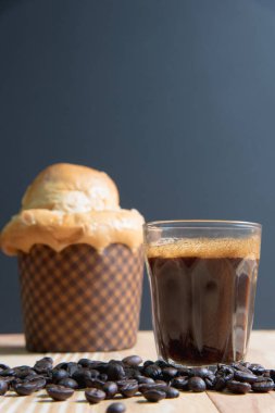 Espresso bir cam ahşap tablo