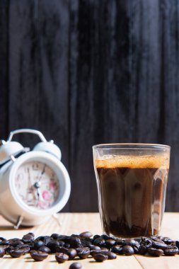 Espresso bir cam ahşap tablo