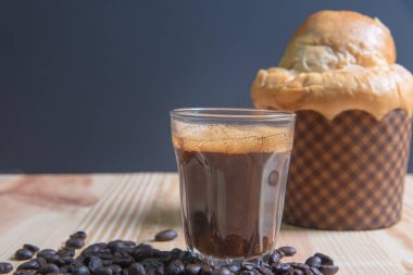 Espresso bir cam ahşap tablo