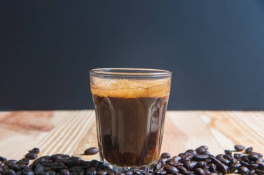 Espresso bir cam ahşap tablo