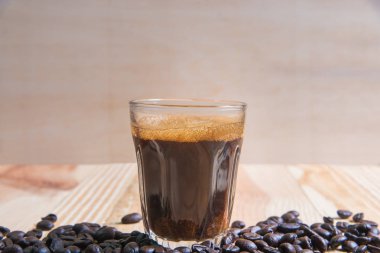 Espresso bir cam ahşap tablo