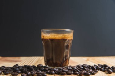 Espresso bir cam ahşap tablo