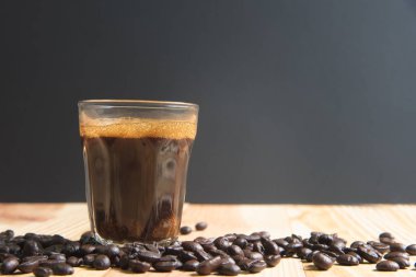 Espresso bir cam ahşap tablo