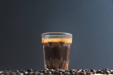 Espresso bir cam ahşap tablo