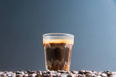 Espresso bir cam ahşap tablo