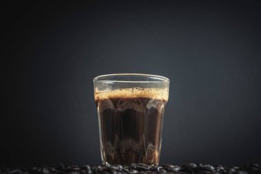 Espresso bir cam ahşap tablo